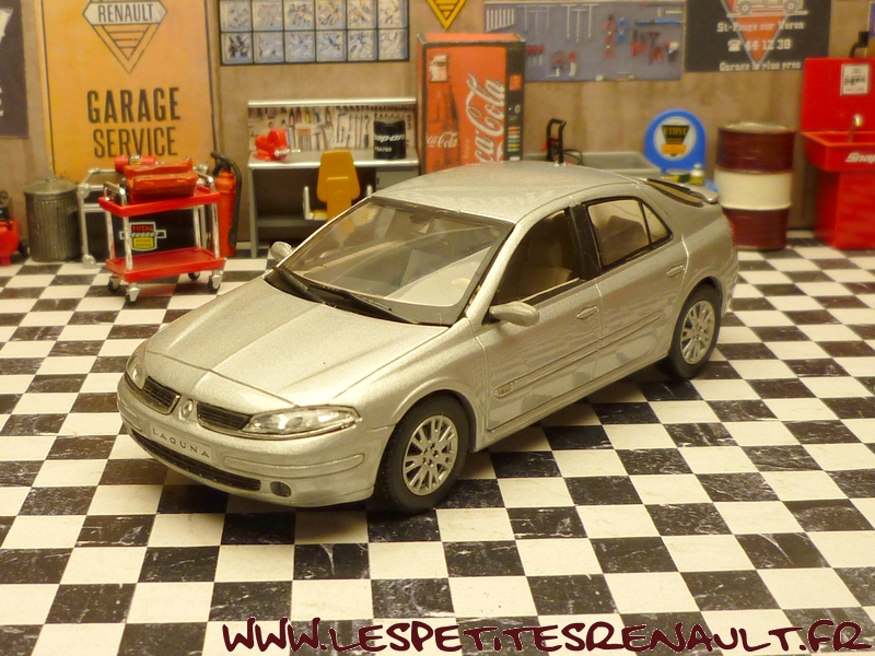 Renault Laguna 2 Police Anglaise – Universal Hobbies 1/43 – Miniature Collection En Boîte